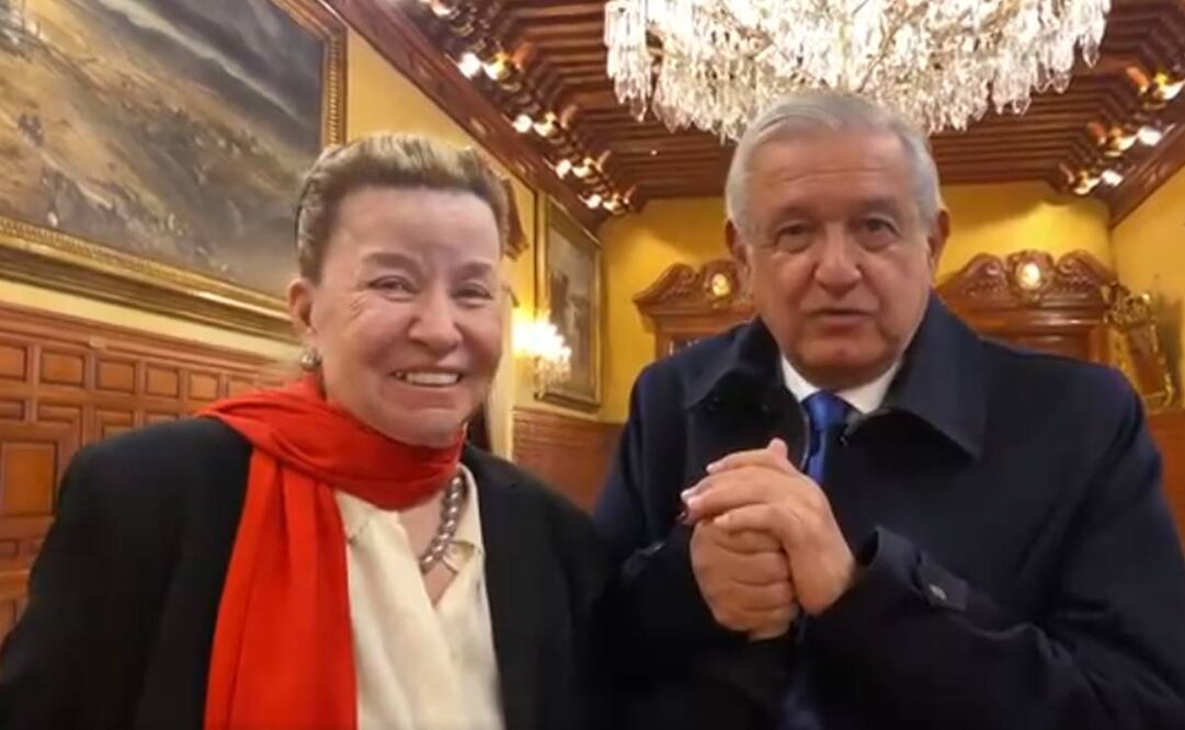 Ninfa María Deándar Martínez, cofundadora de El Mañana, de Nuevo Laredo, con el entonces presidente Andrés Manuel López Obrador en una visita en Palacio Nacional. Ambos fueron inscritos a la edición 2023 para recibir la Medalla Belisario Domínguez. Foto: Captura de pantalla