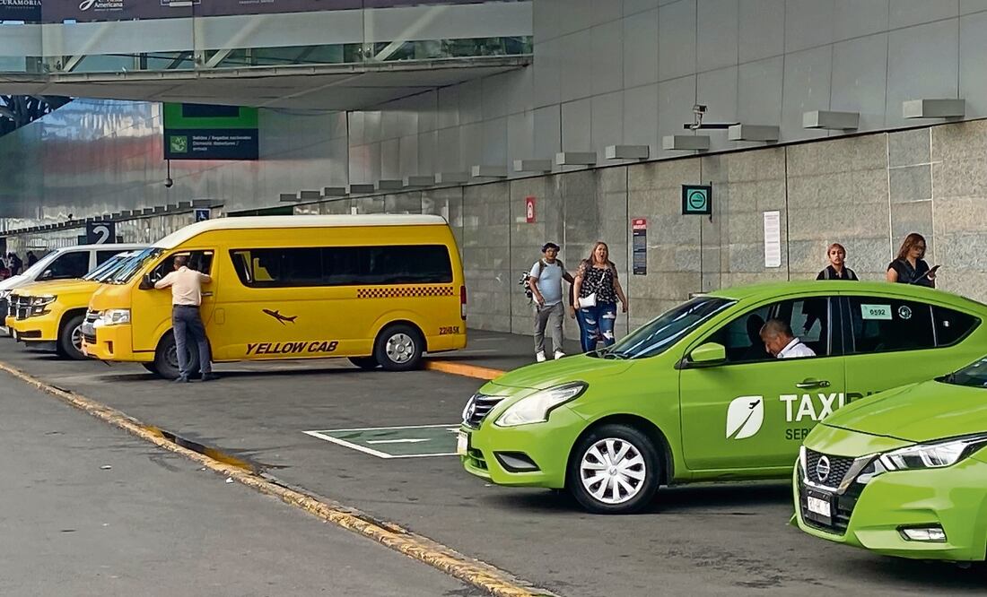 Transportistas del aeropuerto tienen licencia federal y placas federales, lo que no sucede con los taxis por aplicación, reclaman. Foto: Juan Carlos Williams | El Universal