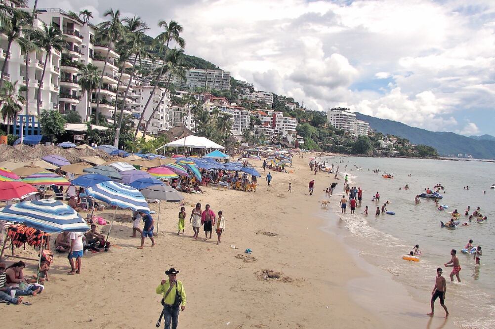 Aún con el ambiente tenso por el reciente secuestro del hijo de El Chapo, turistas aprovechan el último día de vacaciones; sin embargo, para los comerciantes es una mala noticia, pues representa el fin de la temporada alta (RAÚL TORRES. EL UNIVERSAL)