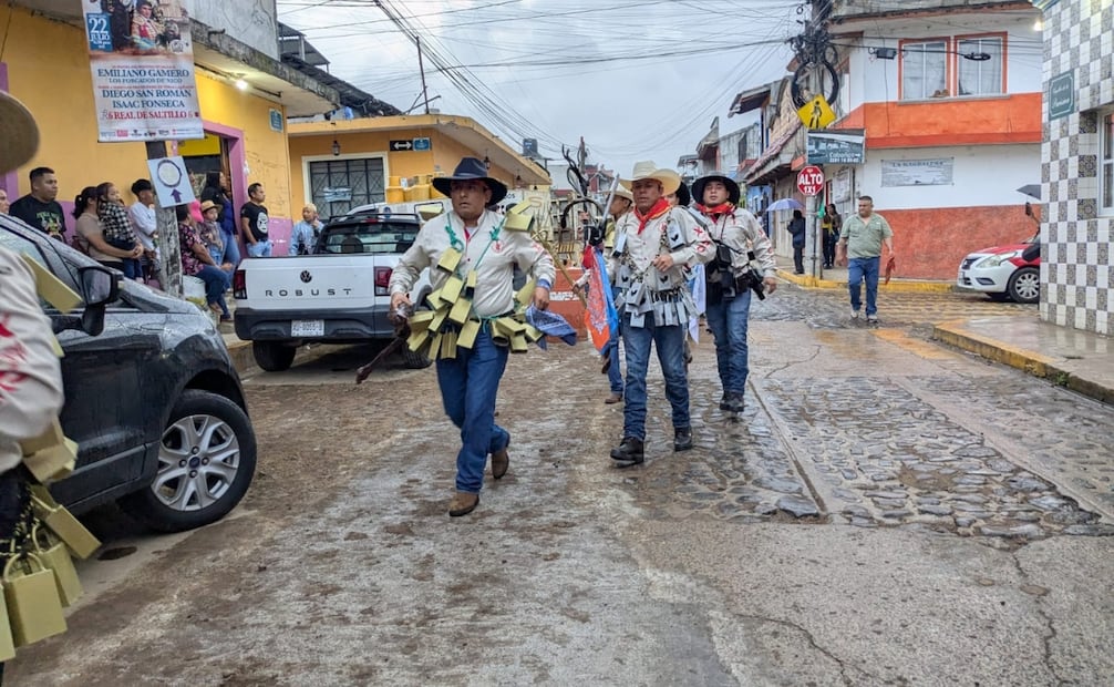 Un mes de fiesta y devoción: la imagen de Santa María Magdalena sale de la parroquia para visitar las casas de los devotos. | Foto: Édgar Ávila Pérez.