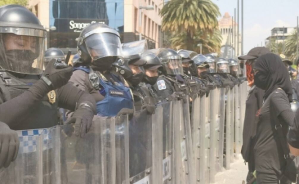 Policías encapsulan marcha de feministas