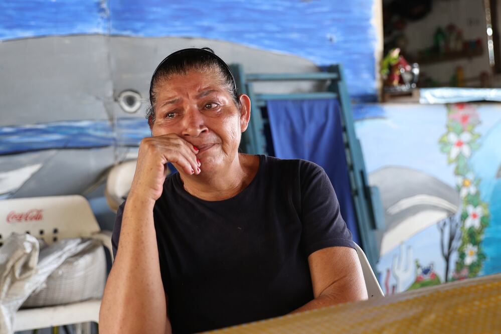 Madre de Chelino Ávalos, joven asesinado en El Paraíso, Colima, por sicario. La mujer es mejor conocida como La Capacha en su comunidad. Foto: Valente Rosas. El Universal
