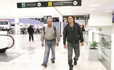 Jornaleros van a Canadá con su esperanza en una maleta