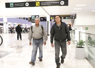 Jornaleros van a Canadá con su esperanza en una maleta