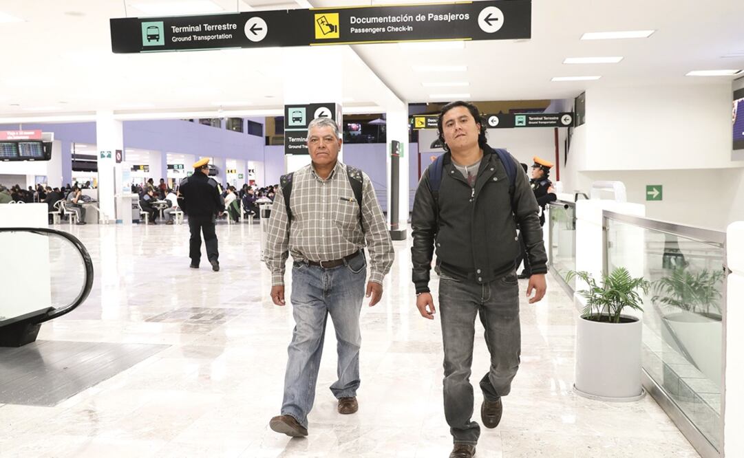 Luis Alberto e Israel forman parte de un grupo de 102 mexicanos que laborarán en esta temporada de siembra como parte del Programa de Trabajadores Agrícolas Temporales México-Canadá. (FOTOS: VALENTE ROSAS. EL UNIVERSAL)