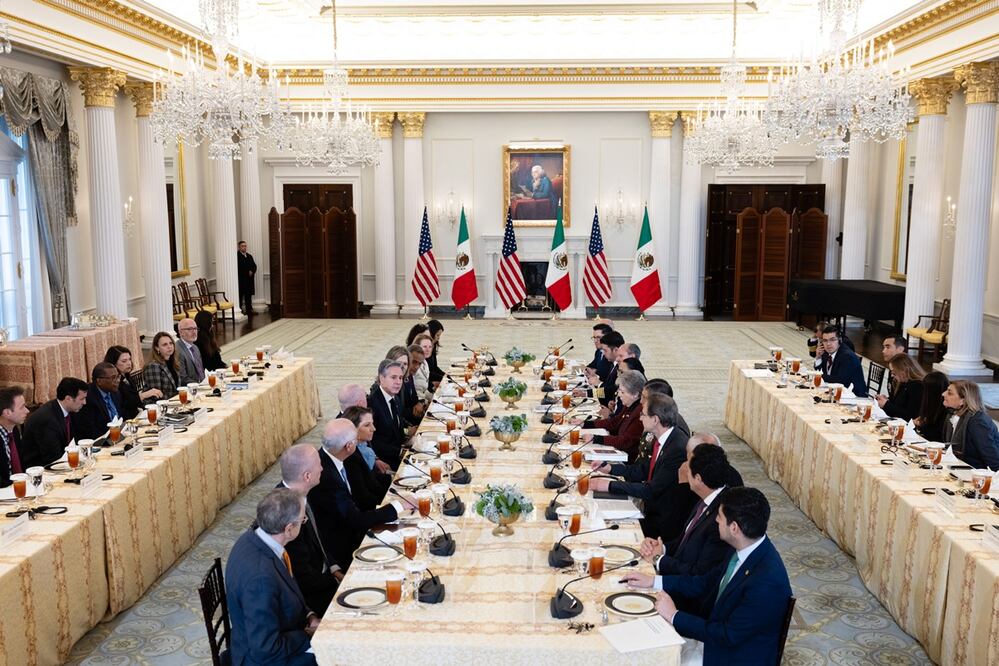 Antony Blinken, jefe de la diplomacia estadounidense, recibió en Washington a una delegación del gobierno mexicano liderada por la canciller, Alicia Bárcena, para retomar las conversaciones migratorias iniciadas a finales del año pasado por el número récord de llegada de migrantes a la frontera común. Foto: Tomada de X