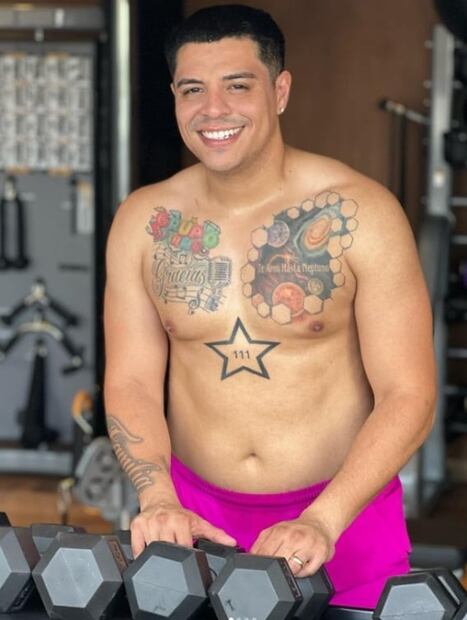 Eduin Caz "sigue" los pasos de Nodal y muestra su rostro lleno de tatuajes, ¿le quedan bien?