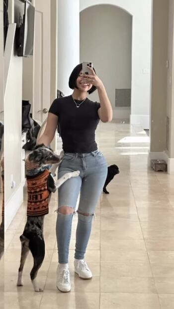 El look más natural de Ángela Aguilar sin maquillaje y jeans rotos