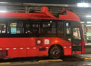 Tráiler daña estación Corregidora de Línea 1 del Metrobús; parada se encuentra fuera de servicio