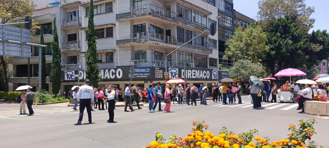 Avenida Chapultepec, cerrada por trabajadores de Cultura.
Foto: José Quezada / EL UNIVERSAL