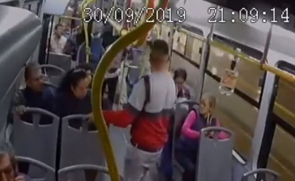 Pasajeros de camión enfrentan y desarman a tres delincuentes sobre Circuito Interior