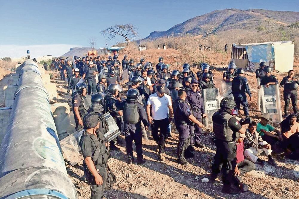 El Comité Digna Ochoa señaló que los policías desalojaron a las familias “sin previo aviso, portando armas y deteniendo a personas indiscriminadamente”, incluso sin llevar “ninguna orden o documento que los amparara” (ESPECIAL)