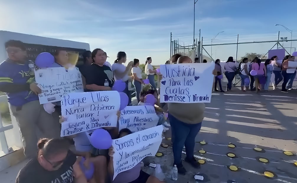Familiares y amigos decidieron apostarse en el Puente Internacional para presionar a la Fiscalía a que haga la petición para que las autoridades de Estados Unidos entreguen a los responsables. | Foto: Especial.