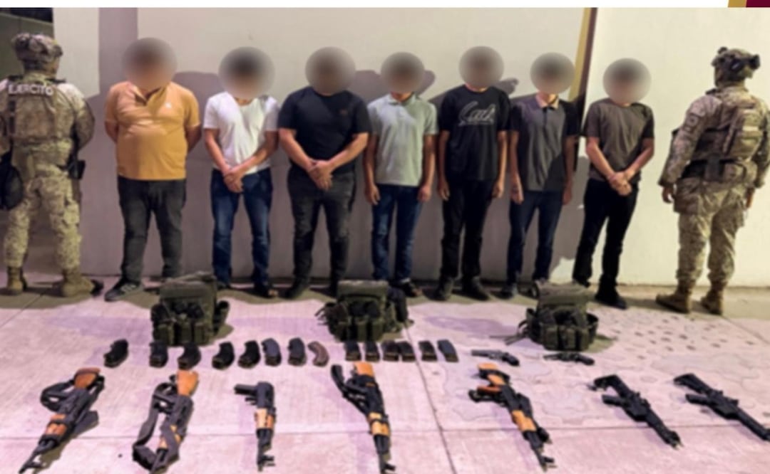 Fuerzas federales detienen a nueve hombres armados en Sinaloa; aseguran fusiles, explosivos y vehículos blindados. Foto: Especial