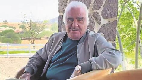 “Mi padre, dentro de la gravedad, está respondiendo a tratamientos": Vicente Fernández Jr.