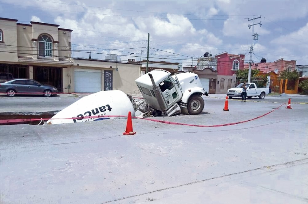 La reparación del socavón donde ayer cayó un camión tendrá un costo aproximado de 1.5 millones de pesos, según las autoridades (JULIO LOYA. EL UNIVERSAL)