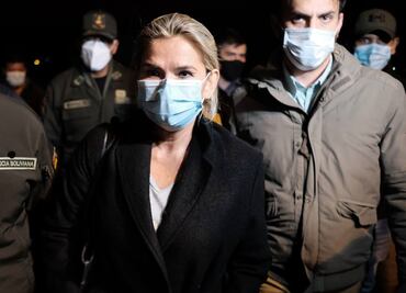 Con carta escrita a mano, Jeanine Áñez denuncia "torturas" en la cárcel donde está detenida