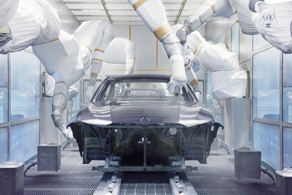 Así se pinta la carrocería de un auto.