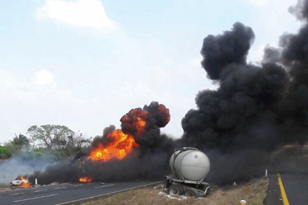 Otro accidente. En Veracruz, una pipa de doble remolque se incendió en la carretera Cosamaloapan- Isla, donde presuntamente un auto invadió su carril. ((FOTO: ARCHIVO EL UNIVERSAL))