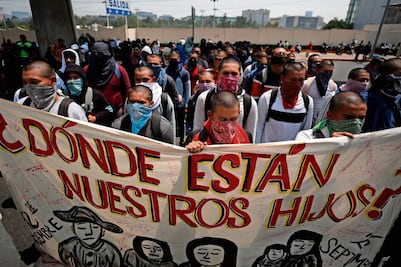 Padres de los 43 piden homologar procesos