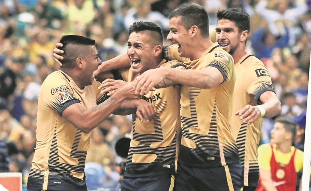 Tras una jugada bien estructurada que culminó Ismael Sosa, sus compañeros le prodigaron abrazos. ERNESTO PÉREZ M. IMAGO7