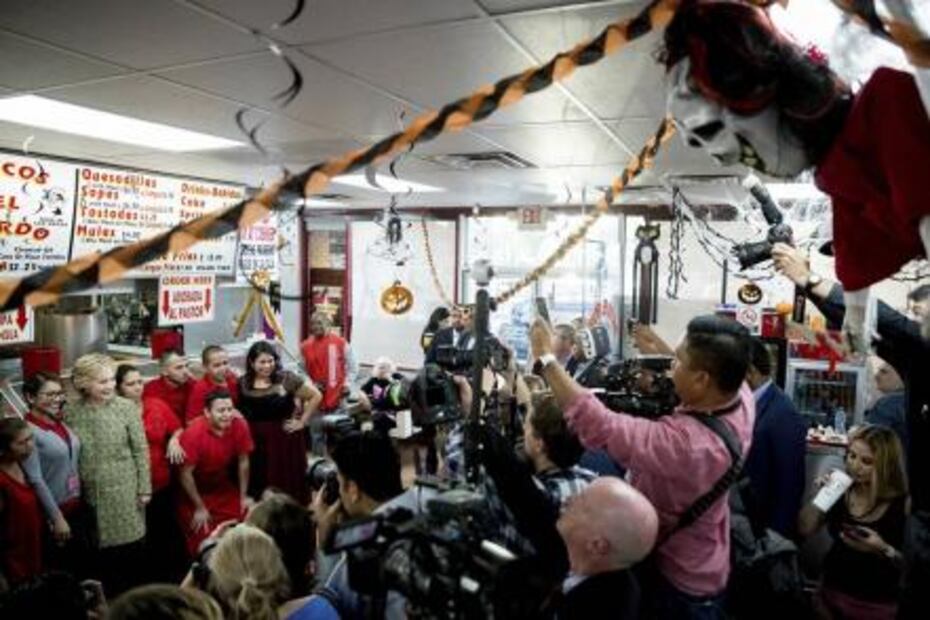 Hillary hace parada en taquería de Las Vegas y pide dos "con todo"