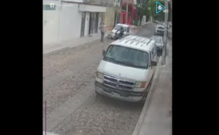 Mujer logra huir de hombres que la acorralan para agredirla en Querétaro: VIDEO