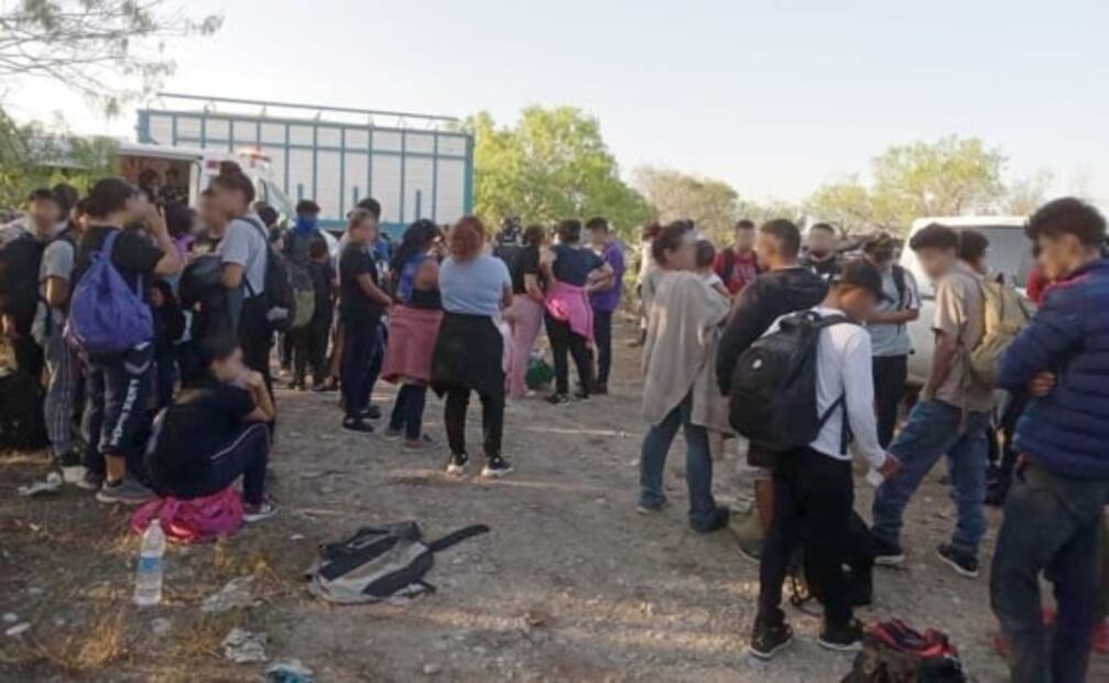 Rescatan a 129 migrantes abandonados en carretera de Nuevo León 