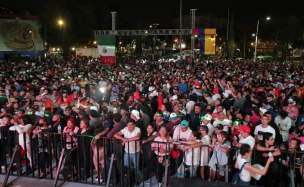 Decenas de parejas sacan los pasos "prohibidos” en la “Guerra de Sonideros” en la Cuauhtémoc