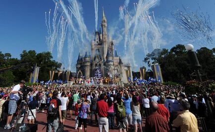 Hallan a mujer desnuda afuera de Disney; investigan posible violación