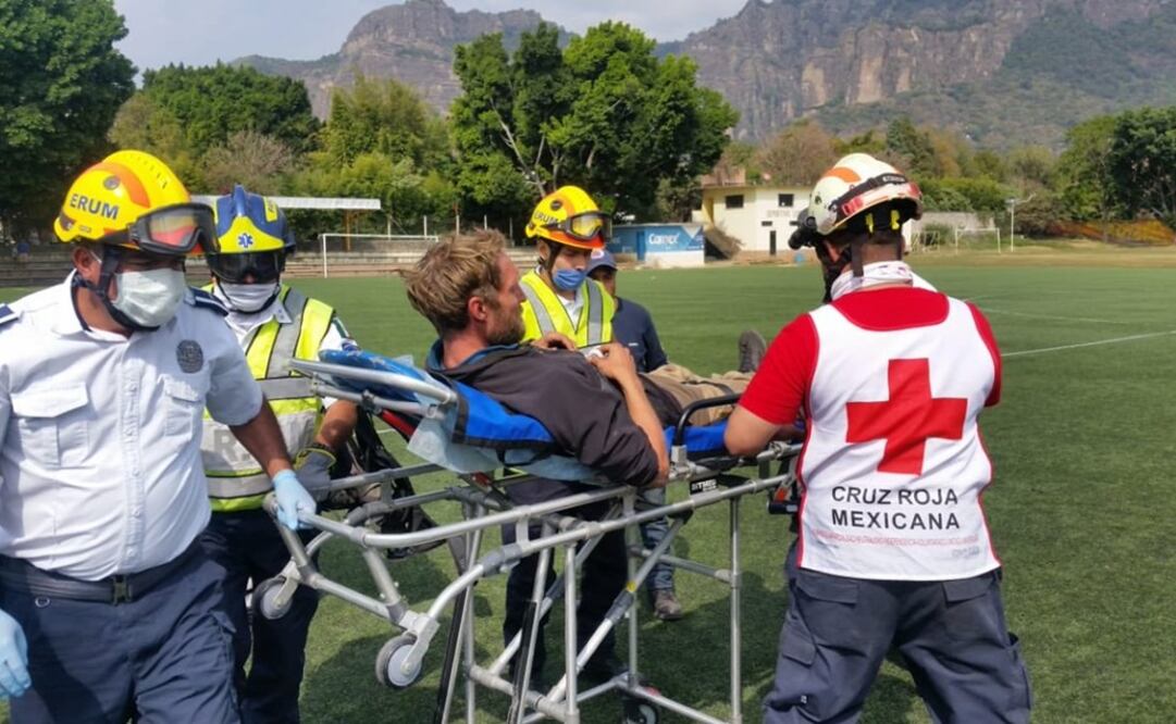El equipo de ayuda encontró serias dificultades para sacarlo del lugar debido a la condición del terreno. Foto: Twitter @CES_Morelos