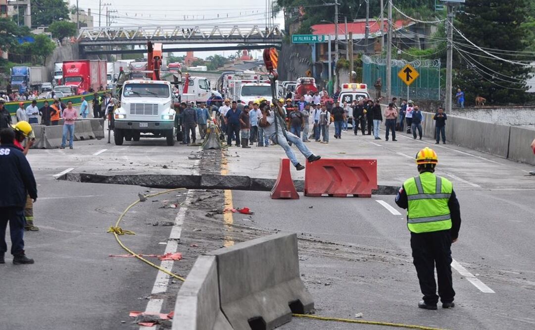 "Sólo escuché un estruendo", dice habitante por socavón en Cuernavaca
