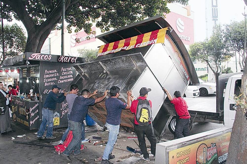 En el operativo se retiraron los comercios cuyos dueños o representantes no presentaron en ese momento sus permisos de venta, aunque se les permitió conservar sus mercancías (ESPECIAL)