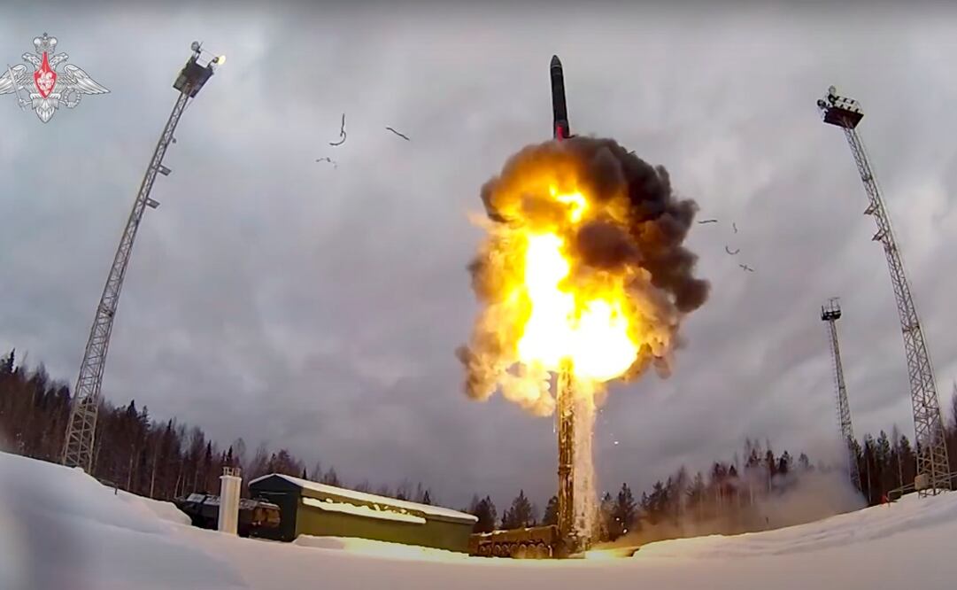 Lanzamiento de un misil balístico intercontinental Yars desde un aeródromo durante ejercicios militares.  Foto: AP