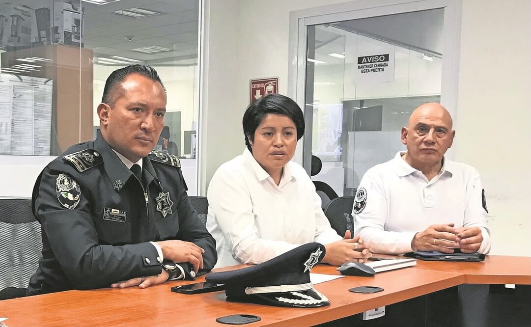 El el comisario Pablo Rosas Olmos (izq.) detalló que la Policía Cibernética de Naucalpan consta de 12 elementos. Foto: Rebeca Jiménez / EL UNIVERSAL