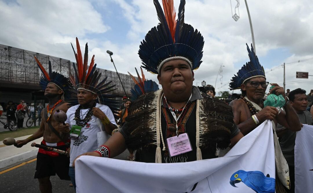 Miembros del pueblo indígena Munduruku del movimiento Ipereg Ayu caminan hacia un auditorio mientras exigen reunirse con las autoridades brasileñas durante la Conferencia de las Naciones Unidas sobre el Cambio Climático COP30, en Belém, estado de Pará, Brasil, el 14 de noviembre de 2025. Foto: AFP