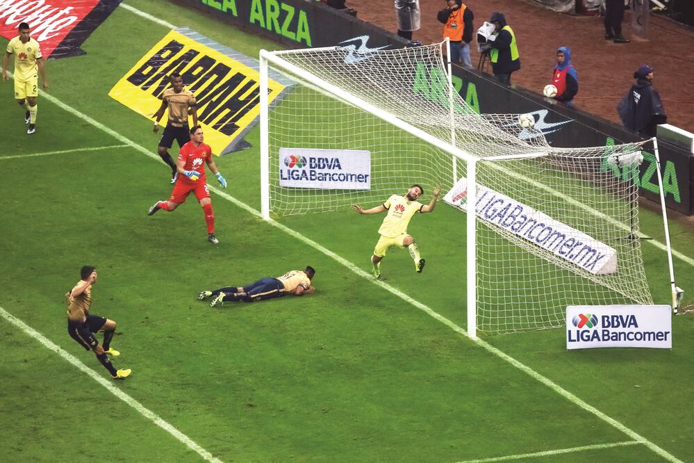 Gerardo Alcoba aprovechó un rebote en el área chica americanista para poner el 2-0; el universitario remató sin marca ante el desconcierto águila (IMAGO7)