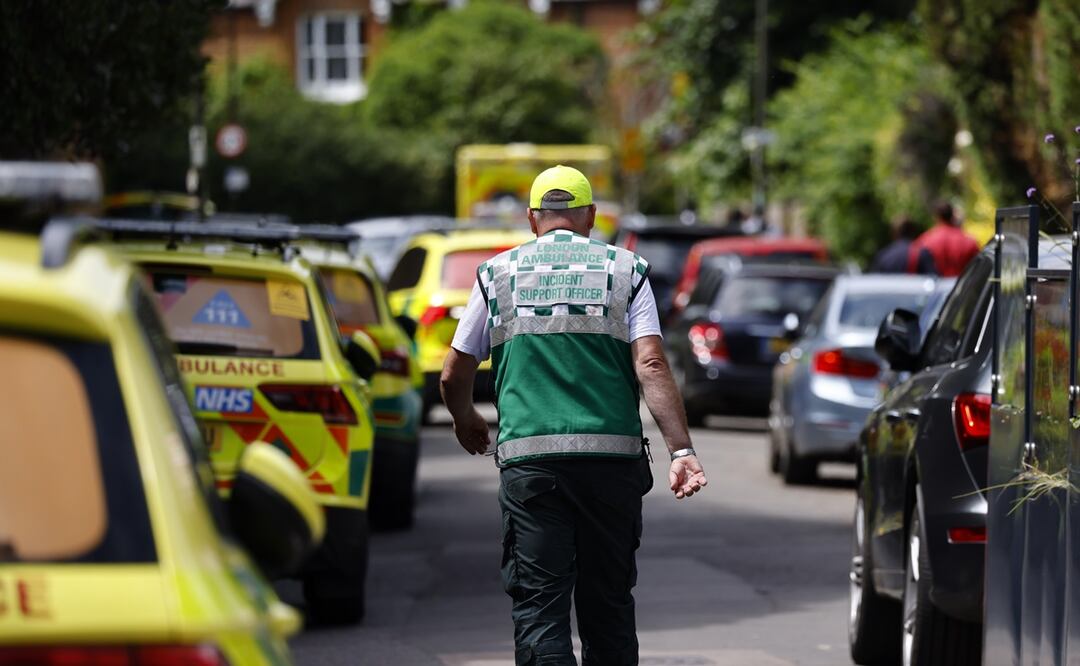 Servicios de emergencia en el lugar donde un coche se estrelló contra una escuela primaria en Wimbledon, Londres, Gran Bretaña. Foto: EFE