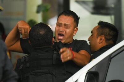 Padre de supuesto ladrón forcejea con policías tras muerte de su hijo