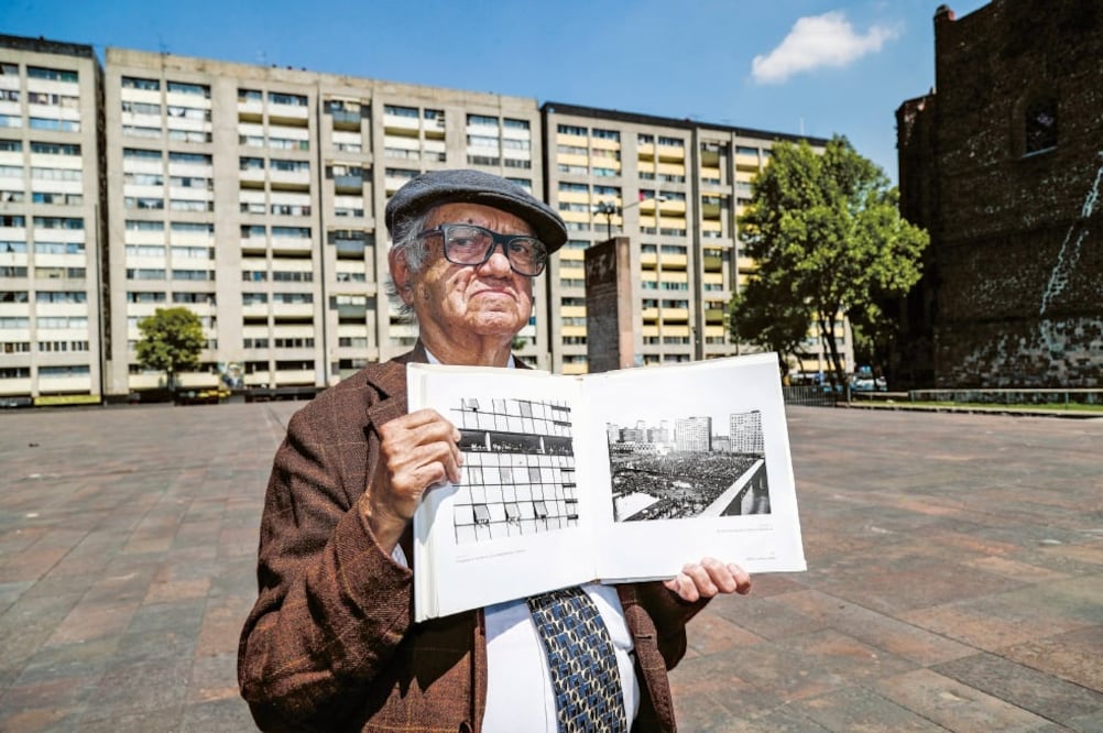 El ex reportero gráfico de EL UNIVERSAL, Jesús Fonseca, muestra el libro 1968. Un archivo inédito, en el que aparecen sus fotografías sobre el movimiento. (YADÍN XOLALPA. EL UNIVERSAL)