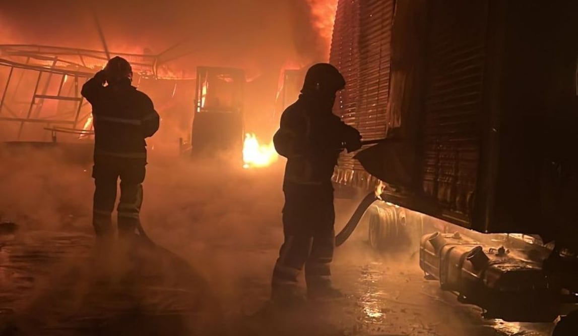 Incendio en Xochimilco; se quema fábrica de plásticos en Potrero de San Bernardino. Foto: Bomberos de la Ciudad de México