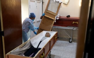 Dan último adiós a Rosa Elena, de 80 años, víctima de los bombardeos de EU; el funeral se llevó a cabo bajo resguardo policial