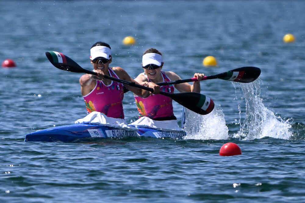 Karina Alanis y Beatriz Briones en canotaje / Foto: AFP
