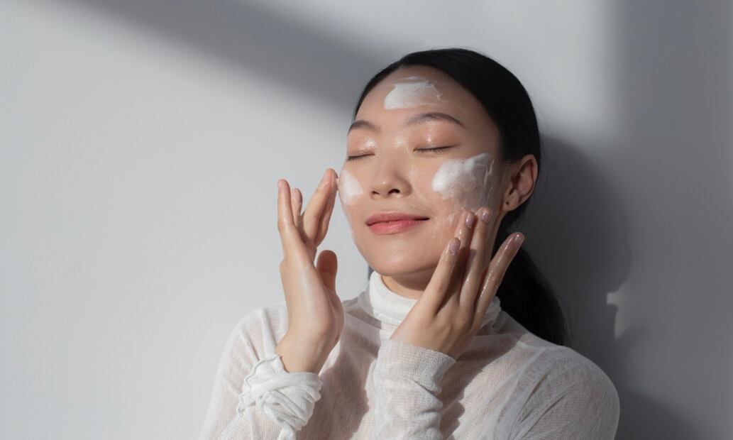Usar productos, mascarillas caseras e ingredientes no aptos para la cara pueden dañar tu piel. Foto: Freepik