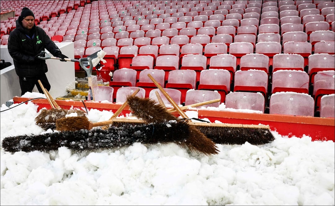 El partido Liverpool vs Manchester United se juega pese a la nieve - Foto: AFP