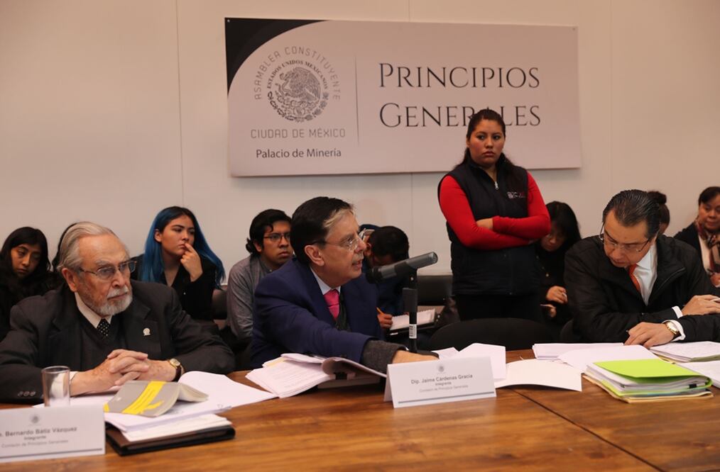 Los diputados Bernardo Bátiz y Jaime Cárdenas de la Comisión de Principios Generales de la Asamblea Constituyente. Foto: Juan Carlos Reyes/EL UNIVERSAL