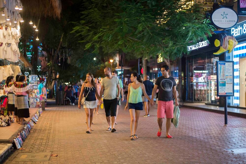 Turistas extranjeros caminan sobre la 5 avenida en Playa del Carmen, Quintana Roo. 