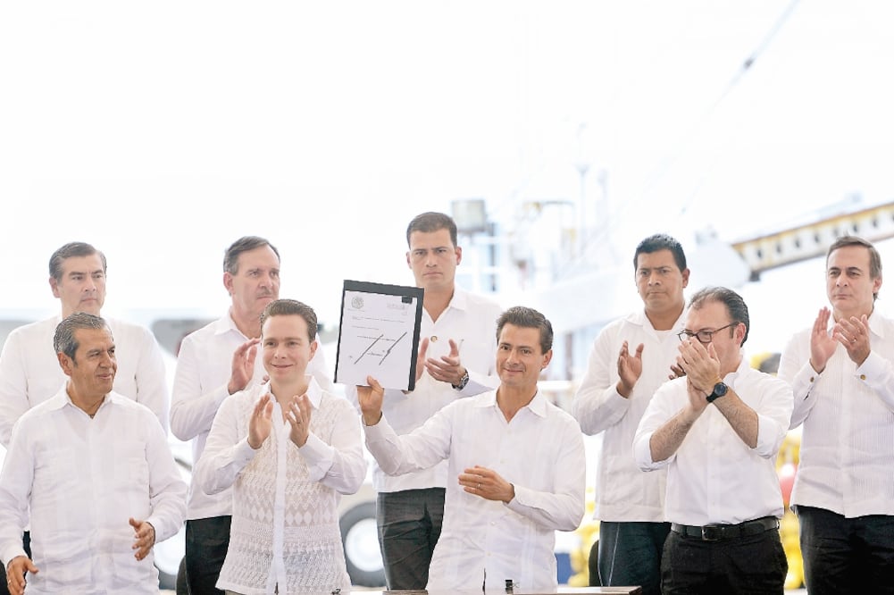 El presidente Enrique Peña Nieto aseguró en Puerto Madero, Chiapas, que su propuesta busca cambiar el asistencialismo por el crecimiento incluyente en las entidades del sur del país (PRESIDENCIA)