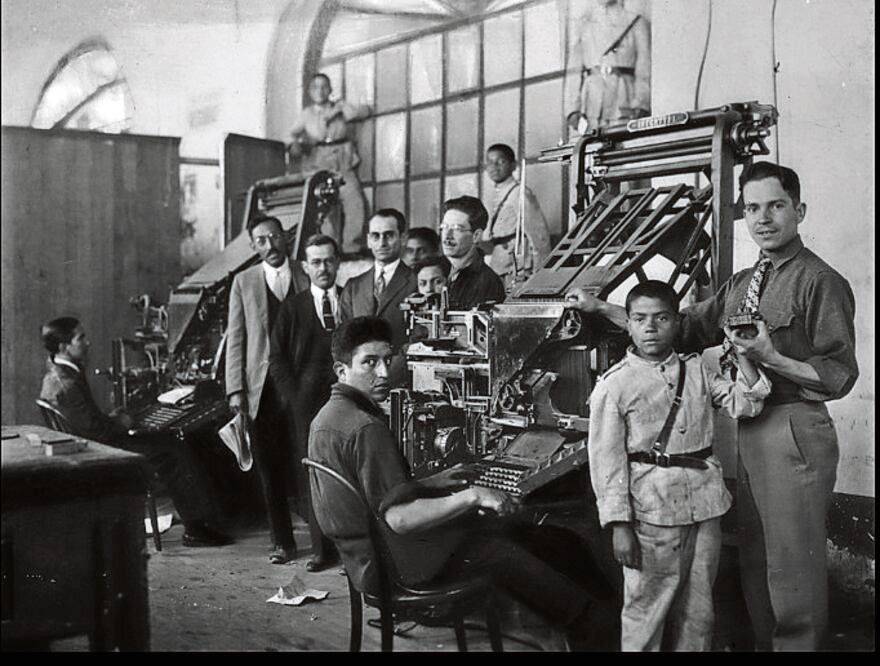 La exposición virtual incluye materiales en diversos soportes. En la imagen hombres y niños se encuentran en una imprenta. Foto: Mémorica