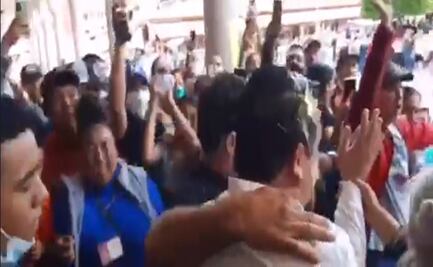 Lanzan huevos a alcalde de Jiquilpan; lo acusan de malos manejos financieros